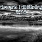 Hon doppar tårna i det svarta