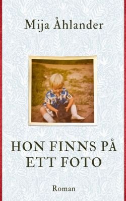 Hon finns på ett foto omslag