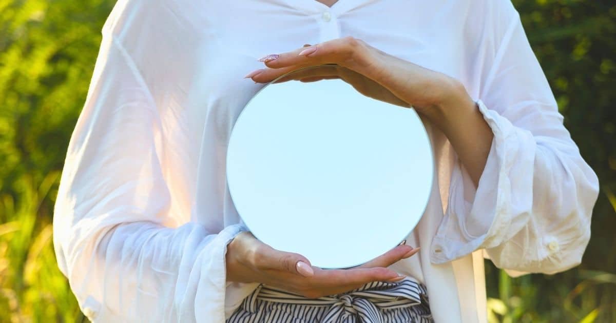 Gestalta med objekt som spegel